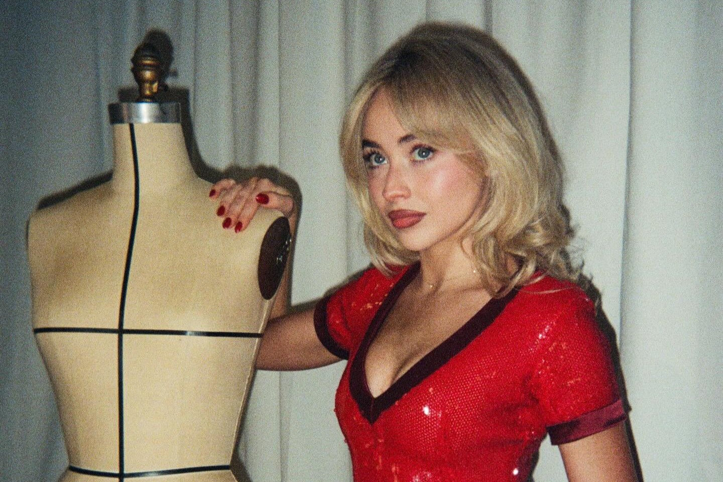 sabrina carpenter red dress This worn by : r/findfashion Dior Pieces Sabrina Carpenter Wore