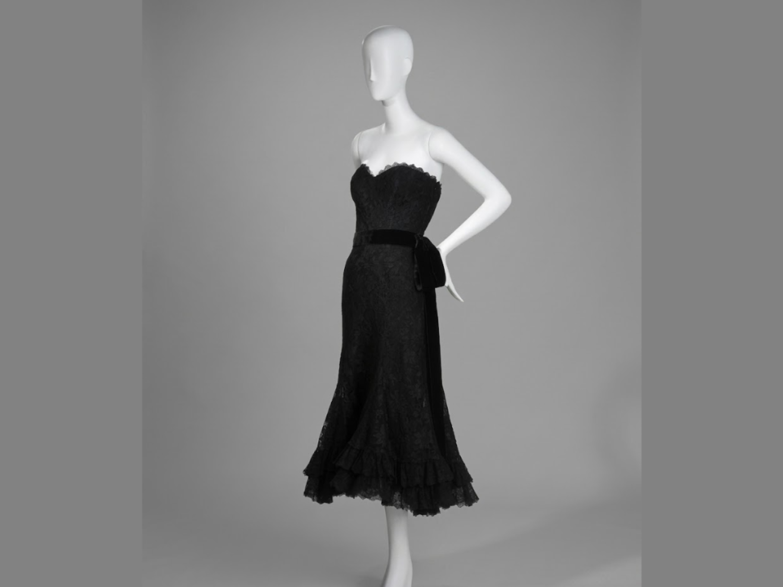Coco Chanel's Little Black Dress Turned Mourning Into the Ultimate Symbol of Sexy Sophistication Coco Chanel's Little Black Dress Turned Mourning Into the Ultimate Symbol of Sexy Sophistication