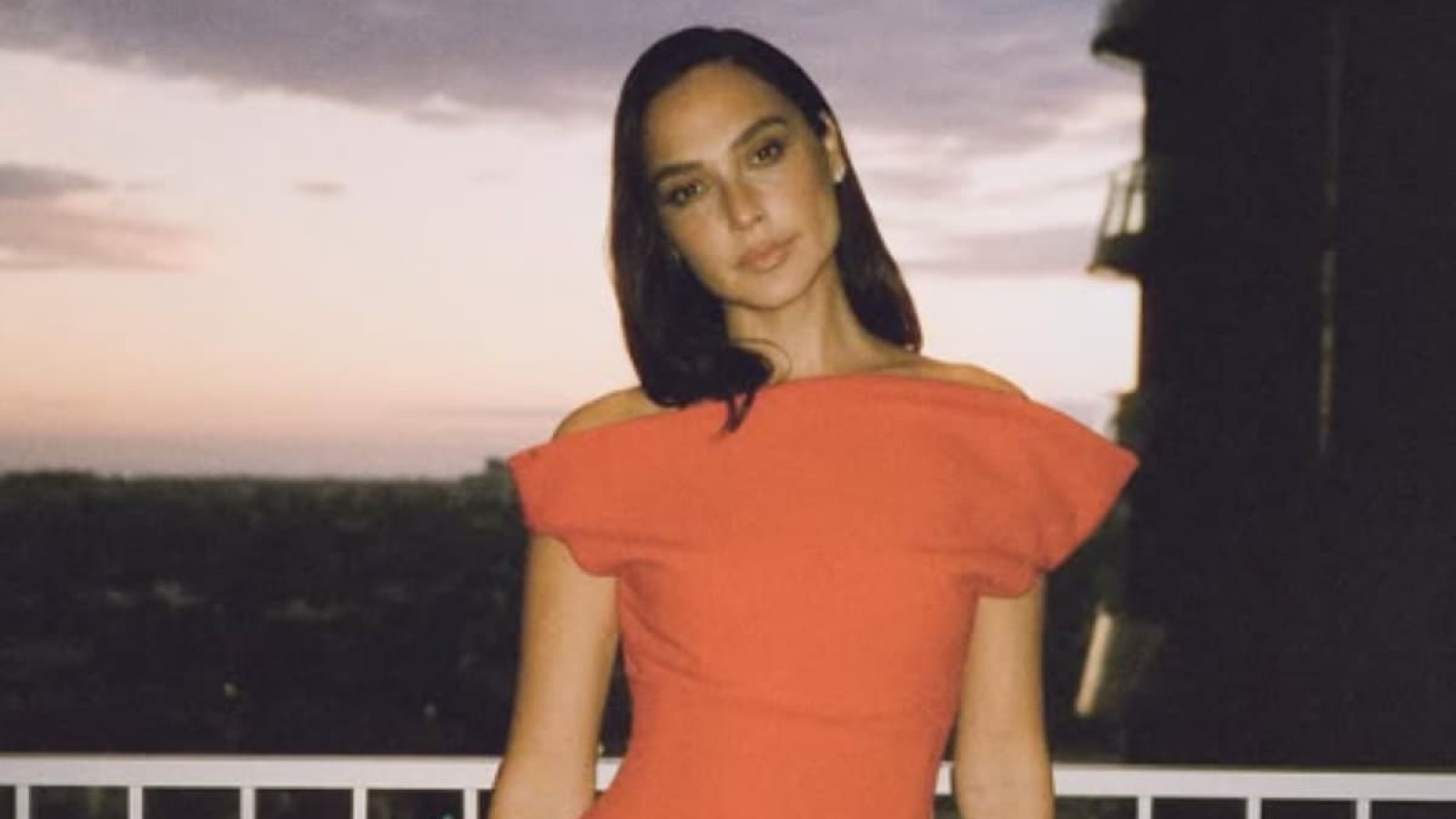 gal gadot orange dress Gal gadot