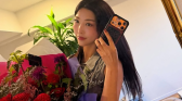 Mizukawa Sumire holding a bouquet of flowers