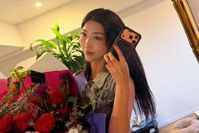 Mizukawa Sumire holding a bouquet of flowers