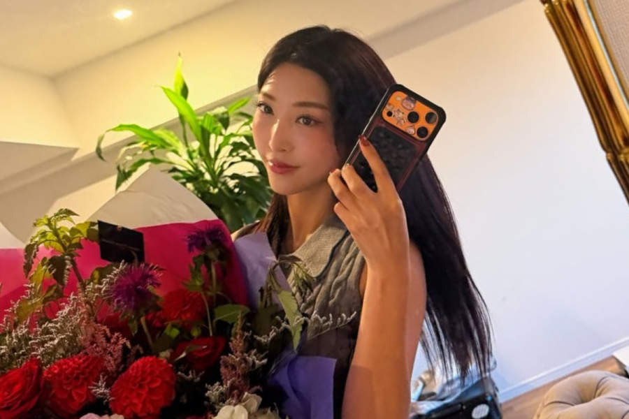 Mizukawa Sumire holding a bouquet of flowers