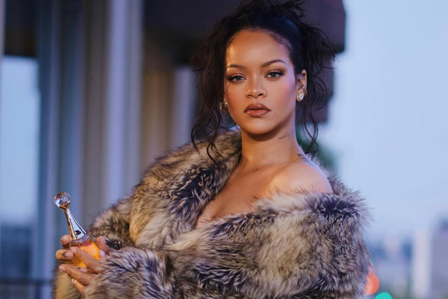 Rihanna Surprise Performance at JAŸ-Z Extra Innings Yankee Stadium