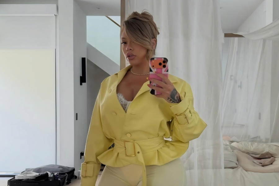 Latto blonde hair mirror selfie