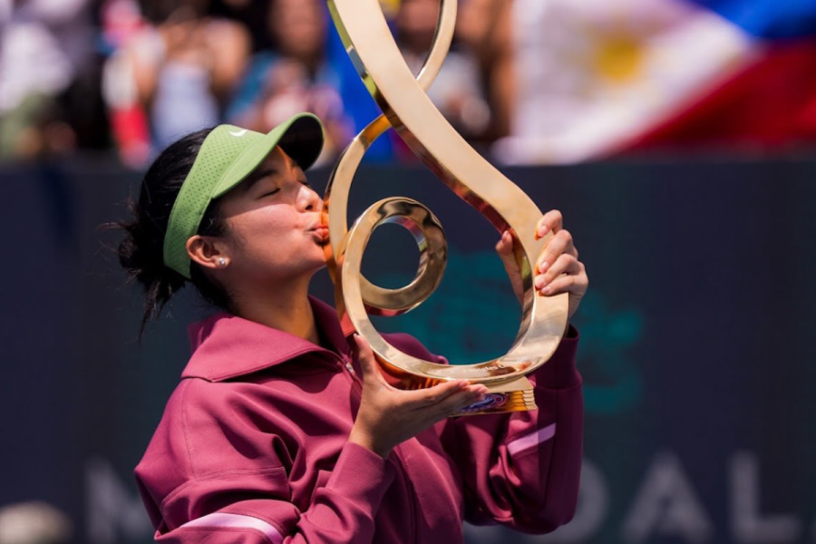 Alex Eala kissing her trophy