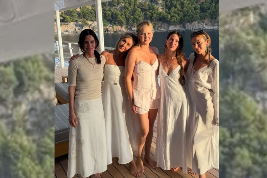 Amy Schumer, Jennifer Aniston, Courtney Cox, and friends