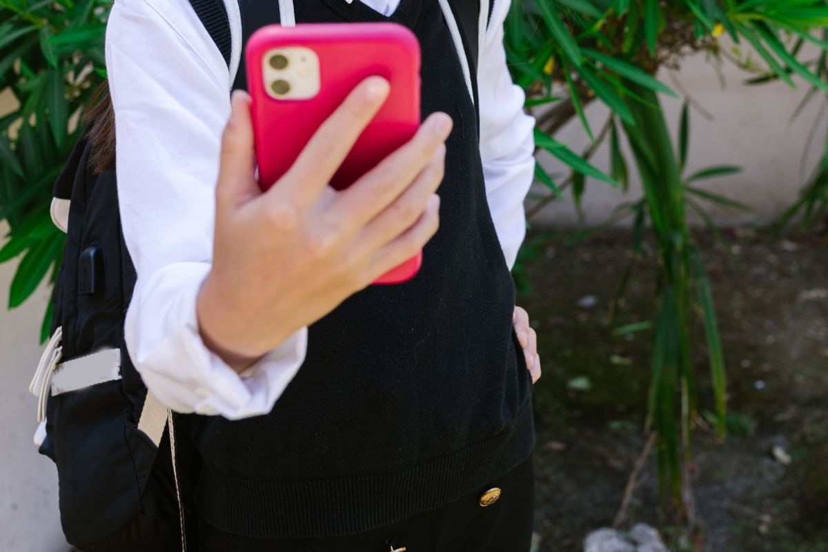 Life-Saving Phone Accessory: How a 12-Year-Old Girl Turned a Smartphone Grip Into a Fire Escape Mask