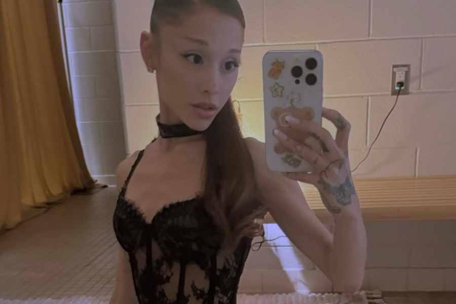 Ariana Grande Mirror shot photo