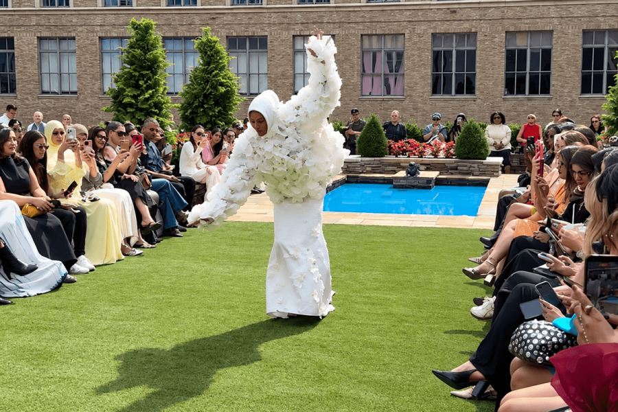 Model falls at NYFW