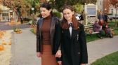 Lorelai and Rory Gilmore in autumn outfits in Stars Hollow