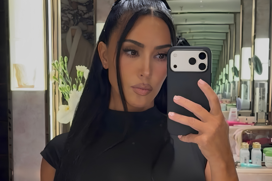 Kim Kardashian mirror selfie