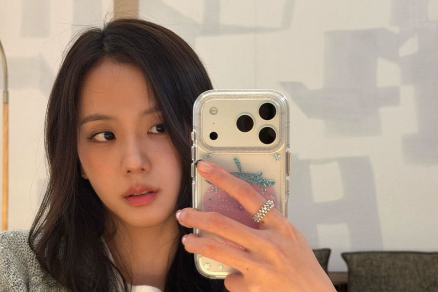 Jisoo Mirror Selfie