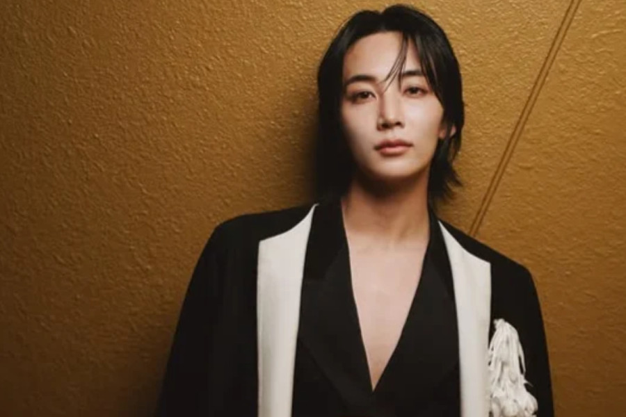 SEVENTEEN's Jeonghan at Givenchy's S/S2027 show at Paris Fashion Week