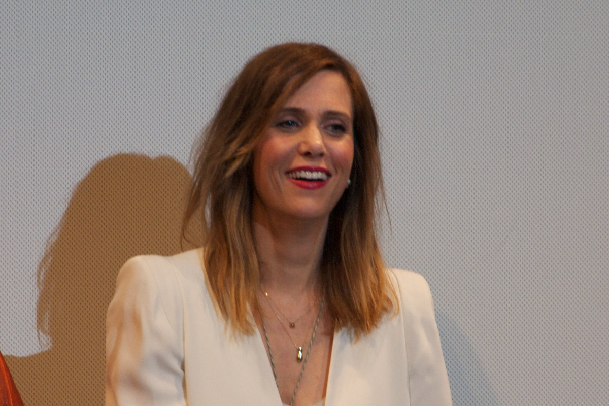 'Is That Kristen Wiig?' Fans Gush Over Actress' Striking Look With Pedro Pascal, Dua Lipa & Nicole Kidman