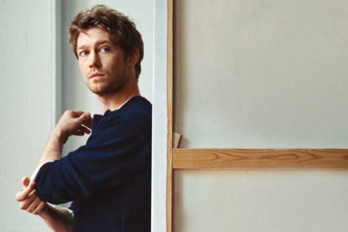 'She Traded Down': Joe Alwyn's New Ad Campaign Convinces Fans That Taylor Swift Clearly 'Fumbled'